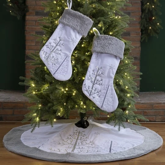 Glitzhome® White Fleece Christmas Stocking & Tree Skirt Set 5 Glitzhome® White Fleece Christmas Stocking & Tree Skirt Set - Image 3